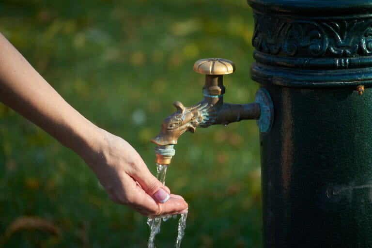 Si può bere l’acqua del rubinetto in Europa? Una guida completa